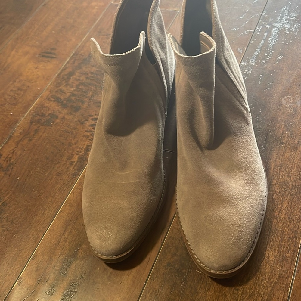 Stylish suede tan ankle dolce vita size 10 boots